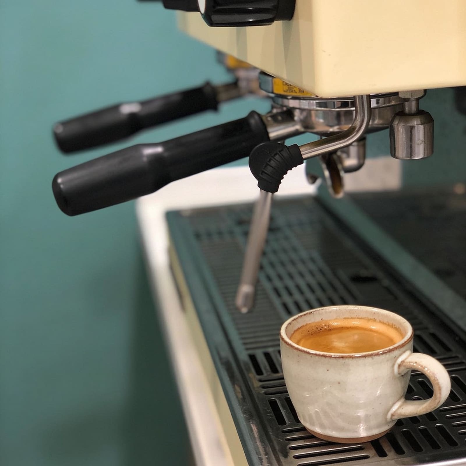Espresso appena preparato sul bancone di una caffetteria